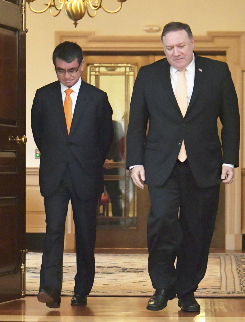 고노 다로 일본 외무상(왼쪽)과 마이크 폼페이오 미국 국무부 장관(오른쪽)이 6일(현지 시간) 미국 워싱턴에서 회담을 하기 위해 걸어가고 있는 모습./연합뉴스
