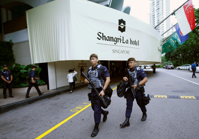1일(현지시간) 제17차 아시아 안보회의(샹그릴라 대화)가 개막한 싱가포르 샹그릴라 호텔 주위에서 구르카족 경찰이 순찰활동을 하고 있다./출처=연합뉴스