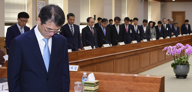 7일 오전 서울 서초구 대법원에서 열린 전국 법원장 간담회에서 안철상(왼쪽) 법원행정처장을 비롯한 판사들이 묵념을 하고 있다. /연합뉴스