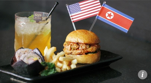 싱가포르 호텔에 등장한 ‘트럼프-김정은 햄버거’ 메뉴 모습./출처=연합뉴스(홍콩 사우스차이나모닝포스트 캡쳐)