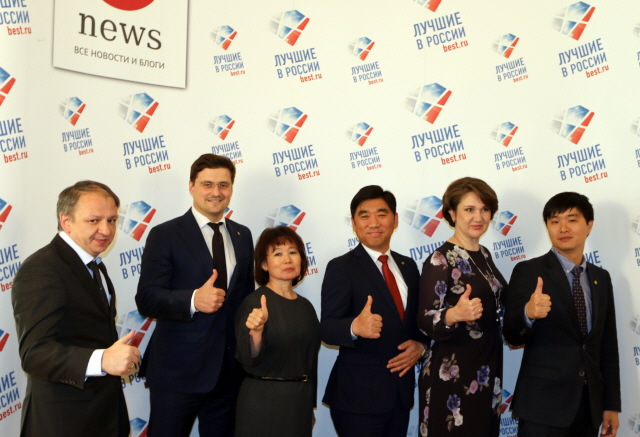 김택현(오른쪽 세번째) 경동나비엔 러시아 법인장이 지난 6일(현지시간) 러시아 올해의 기업상을 수상한 후 현지 임직원들과 함께 엄지 손가락을 들어올리며 자축하고 있다. /사진제공=경동나비엔