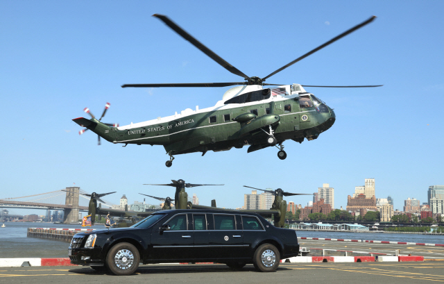 미국 대통령 전용 헬기인 ‘마린 원’이 대통령 전용 차량인 ‘캐딜락 원’ 근처에 착륙을 시도하고 있다./뉴욕=로이터연합뉴스