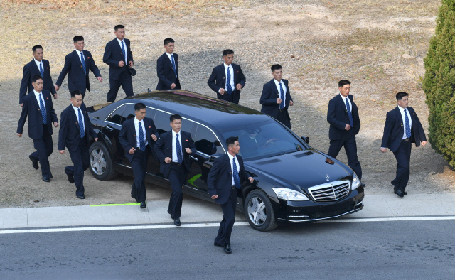 김정은 북한 국무위원장이 지난 4월27일 판문점에서 경호원들의 호위를 받으며 전용차량을 이용해 남측으로 이동하고 있다. /한국공동사진기자단