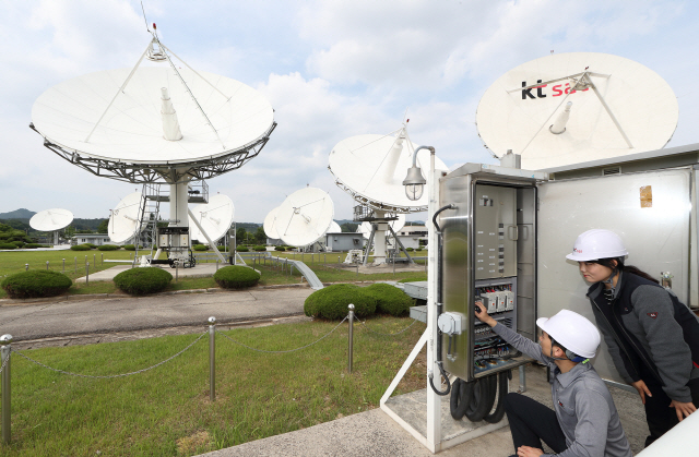 KT 직원들이 충남 금산위성센터에서 위성 안테나를 점검하고 있다. /사진제공=KT