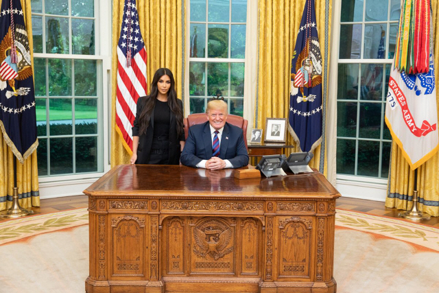 지난달 30일(현지시간) 미국의 유명 배우 겸 모델인 킴 카다시안(왼쪽)이 백악관을 방문해 도널드 트럼프 미국 대통령을 만나 기념촬영을 하고 있다./워싱턴=UPI연합뉴스