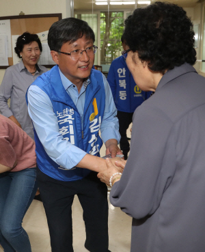 <YONHAP PHOTO-3315> 지지 호소하는 김성환 후보      (서울=연합뉴스) 김현태 기자 = 서울 노원병 국회의원 재보궐 선거에 출마한 더불어민주당 김성환 후보가 사전투표 시작을 하루 앞둔 7일 노원구 상계2동의 한 아파트 경로당을 찾아 시민들에게 지지를 호소하고 있다. 2018.6.7      mtkht@yna.co.kr/2018-06-07 15:20:01/<저작권자 ⓒ 1980-2018 ㈜연합뉴스. 무단 전재 재배포 금지.>