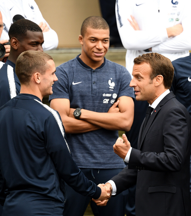 프랑스 축구대표팀의 앙투안 그리에즈만(앞줄 왼쪽)이 지난 6일 대표팀 훈련장을 찾은 에마뉴엘 마크롱 프랑스 대통령과 악수하고 있다. /파리=AFP연합뉴스