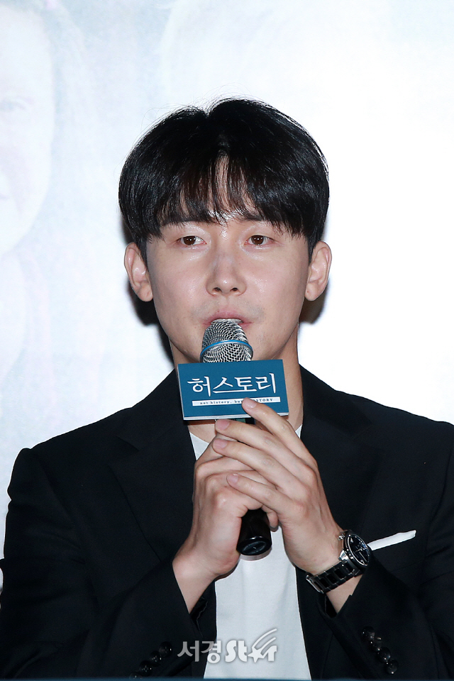 배우 김준한이 영화 ‘허스터리’ 언론시사회에 참석해 질의 응답 시간을 갖고 있다.