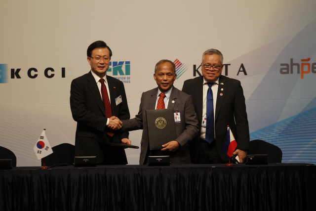 유정준(왼쪽) SK E&S 사장이 5일 알폰소 쿠시(〃 두번째) 필리핀 에너지부 장관과 LOI에 서명한 뒤 악수하고 있다./사진제공=SK E&S