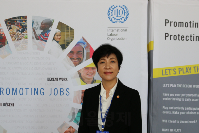 김영주 고용노동부 장관이 스위스 제네바에서 열린 제107차 국제노동기구(ILO) 총회에 참석해 기념 사진을 찍고 있다. /사진제공=고용노동부