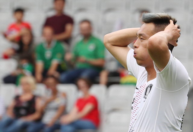 월드컵 축구대표팀의 김신욱이 7일 볼리비아와의 평가전에서 골 기회를 놓친 뒤 아쉬워하고 있다. /연합뉴스