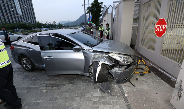 7일 오후 서울 광화문 주한미국대사관 차량 출입문에 승용차 한 대가 돌진해 철제 게이트를 들이받고 멈춰서 있다. /연합뉴스