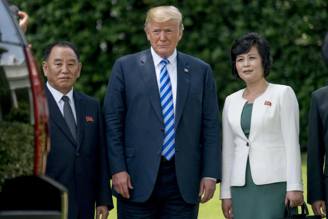 도널드 트럼프 미국 대통령이 지난 1일 백악관을 예방한 김영철 북한 노동당 부위원장 겸 통일전선부장과 기념 촬영을 하고 있다.