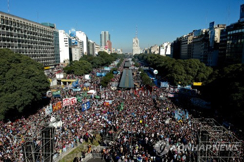 아르헨티나 시민들이 IMF 구제금융 반대 시위를 벌이고 있다./출처=연합뉴스