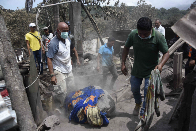 7일(현지시간) 과테말라 에스쿠인틀라에서 현지인들이 희생자를 수색하고 있다. /에스쿠인틀라=AFP연합뉴스