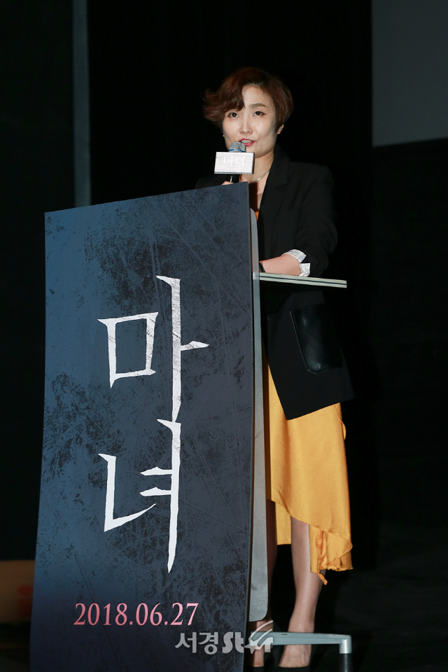 방송인 박경림이 8일 오전 서울 강남구 CGV 압구정에서 열린 영화 ‘마녀’ 제작보고회에 참석해 사회를 보고 있다.