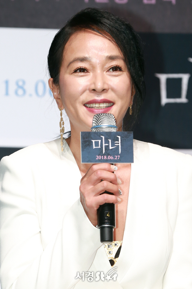 배우 조민수가 8일 오전 서울 강남구 CGV 압구정에서 열린 영화 ‘마녀’ 제작보고회에 참석해 인사말을 하고 있다.