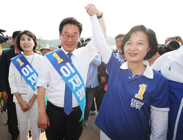 더불어민주당 이재명 경기도지사 후보가 31일 오후 경기도 수원시 팔달구 화성행궁 광장에서 열린 경기도당 집중유세에서 추미애 대표와 손을 잡고 인사하고 있다./연합뉴스