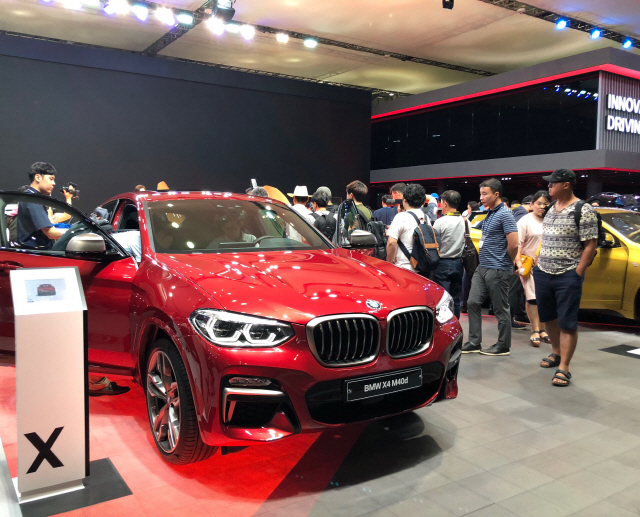 부산 해운대구 벡스코에서 8일 개막한 ‘2018 부산국제모터쇼’에 마련된 BMW 매장에서 관람객들이 BMW가 국내 최초로 선보인 중형 쿠페형 스포츠유틸리티차량(SUV) X4와 중소형 쿠페형 SUV X2를 둘러보고 있다. 올해 부산국제모터쇼에서 자동차브랜드들은 최근 인기가 높아진 스포츠유틸리티차량(SUV)과 미래 기술을 뽐내는 친환경 자동차를 강조했다. /부산=구경우기자 bluesquare@sedaily.com