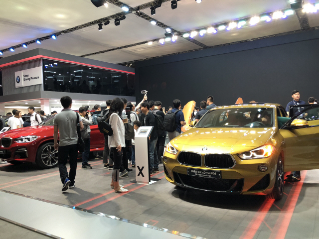 부산 해운대구 벡스코에서 8일 개막한 ‘2018 부산국제모터쇼’에 마련된 BMW 매장에서 관람객들이 BMW가 국내 최초로 선보인 중형 쿠페형 스포츠유틸리티차량(SUV) X4와 중소형 쿠페형 SUV X2를 둘러보고 있다. 올해 부산국제모터쇼에서 자동차브랜드들은 최근 인기가 높아진 스포츠유틸리티차량(SUV)과 미래 기술을 뽐내는 친환경 자동차를 강조했다. /부산=구경우기자 bluesquare@sedaily.com