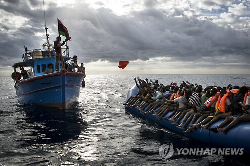 유엔 안전보장이사회(안보리)가 리비아에서 인신매매를 저지른 흉악범 6명에 대해 여행 금지와 자산동결 등의 제재를 7일(현지시간) 단행했다. 사진은 아프리카 난민들/출처=연합뉴스