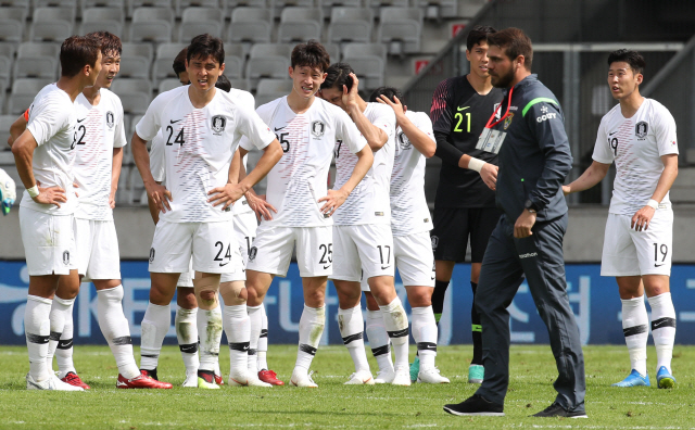 지난 7일 볼리비아와의 평가전 뒤 허탈한 표정을 짓는 한국 축구 대표팀 선수들. 경기 직후 정우영(왼쪽)과 손흥민(오른쪽)이 말다툼하는 듯한 장면도 포착됐는데 대한축구협회는 “종료 직전 프리킥 때 패스 타이밍이 잘 맞지 않은 것에 대해 웃으며 의견을 나눈 것일 뿐”이라고 설명했다. /연합뉴스