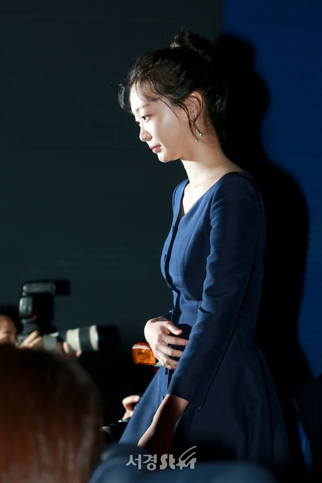 배우 김다미가 8일 오전 서울 강남구 CGV 압구정에서 열린 영화 ‘마녀’ 제작보고회에 참석하고 있다.