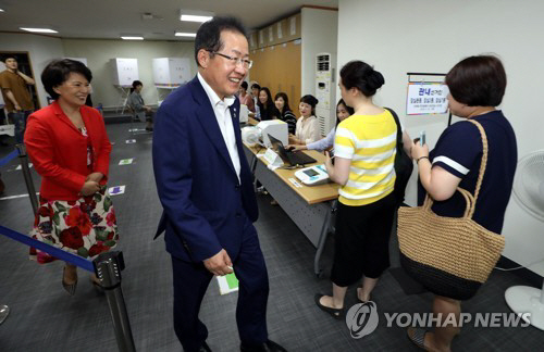 자유한국당은 지도부 차원에서 사전투표 참여 독려에 나섰다./연합뉴스