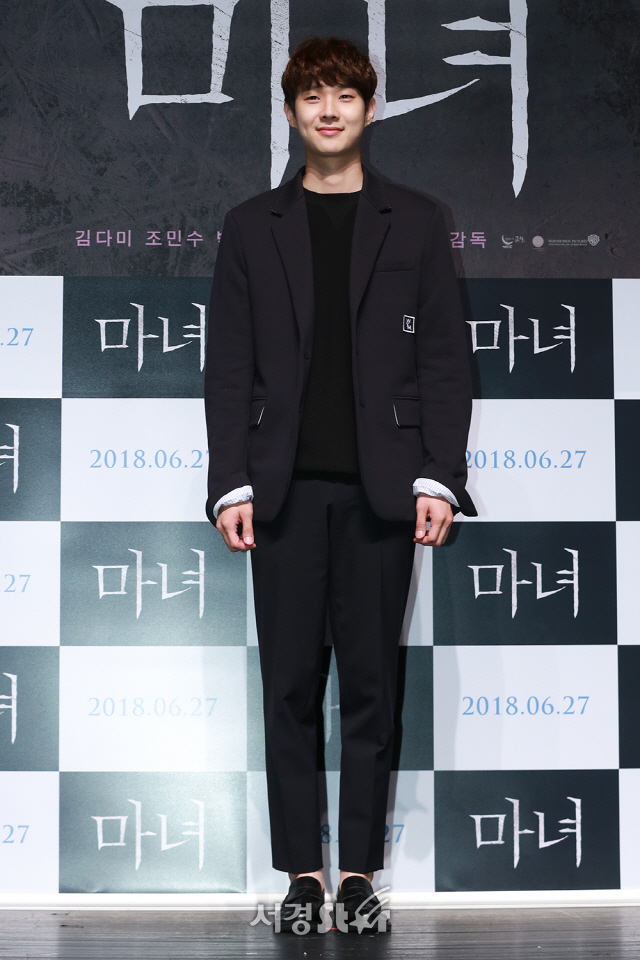 배우 최우식이 8일 오전 서울 강남구 CGV 압구정에서 열린 영화 ‘마녀’ 제작보고회에 참석해 포토타임을 갖고 있다.