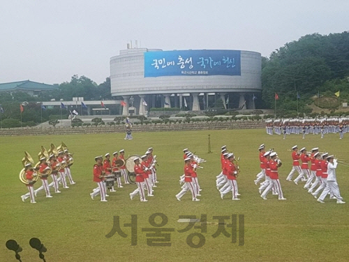 8일 서울 태릉 육군사관학교 화랑연병장에서 열린 신흥무관학교 설립 107주년 기념식 도중 육사 생도들이 분열행사를 갖고 있다. 무장 독립 투쟁운동의 산실인 신흥무관학교 설립 기념식이 육사에서 열린 것은 올해가 처음이다.