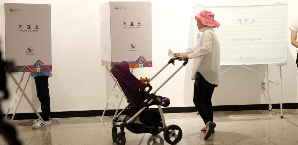 6.13 지방선거 사전투표 첫날인 8일, 한 유권자가 대전시청 1층에 마련된 사전투표소에서 투표를 하고 있는 모습./연합뉴스