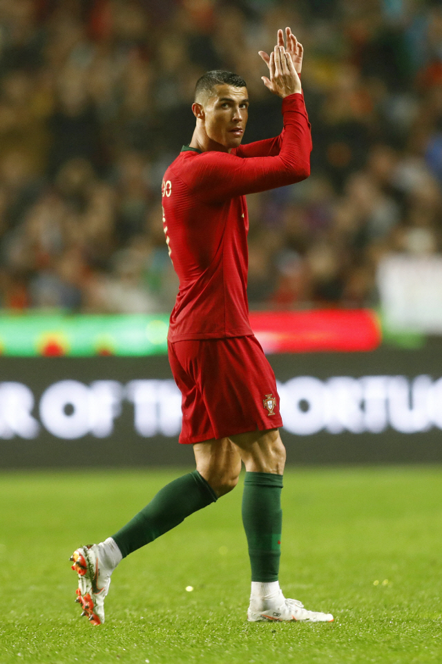 포르투갈 대표팀의 크리스티아누 호날두가 8일 알제리와의 평가전에서 관중 환호에 박수로 화답하고 있다. /리스본=EPA연합뉴스