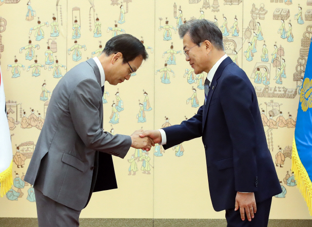 문재인 대통령이 8일 오후 청와대 접견실에서 ‘드루킹 댓글조작 사건’을 조사할 허익범 특별검사에게 임명장을 수여한 뒤 악수하고 있다. /연합뉴스