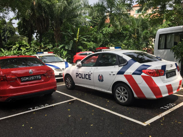 8일 오후(현지시간) 싱가포르 샹그릴라호텔 내부에 경찰 차량이 주차해 있다. 샹그릴라호텔 주변 도로에는 검문을 위한 임시 천막이 곳곳에 설치되고 보안검색용 카메라도 추가로 설치됐다. /싱가포르=정영현기자