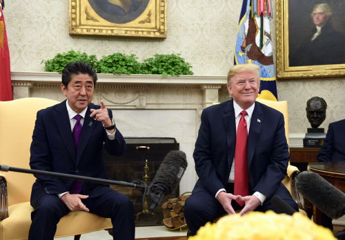 도널드 트럼프 미국 대통령(오른쪽)이 7일(현지시간) 백악관 집무실에서 아베 신조 일본 총리를 만나고 있다./출처=연합뉴스