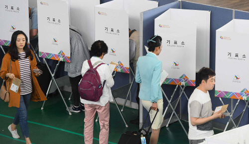 제7회 전국동시지방선거 사전투표일인 8일 인천국제공항 1터미널 출국장에 마련된 투표소에서 유권자들이 사전투표를 하기 위해 줄을 서고 있다./출처=연합뉴스