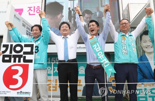 창원 찾은 유승민, '정당만 보고 1, 2번 찍으면 경남 경제 살리기 힘들어'