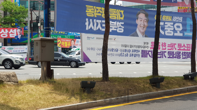 8일 경북 포항시의 한 도로 인근에 경북지사 후보자 플래카드가 걸려있다./포항=연합뉴스