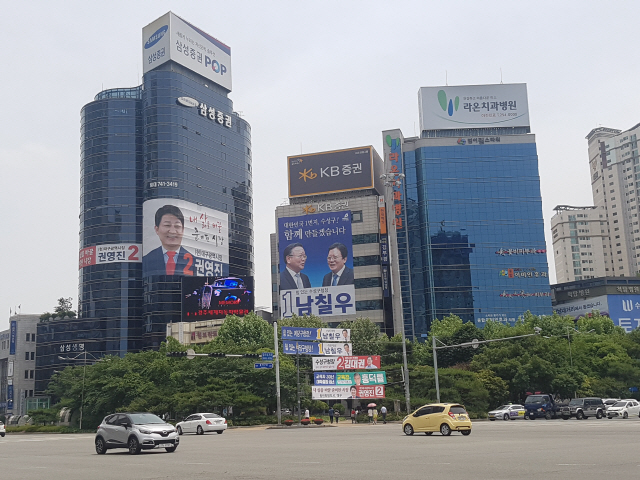 8일 대구시 수성구 범어동에 권영진 자유한국당 대구시장 후보와 남칠우 더불어민주당 수성구청장 후보의 플래카드가 걸려 있다./대구=류호기자