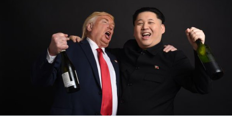김정은 북한 국무위원장의 대역배우 ‘하워드 X(오른쪽)’와 도널드 트럼프 미국 대통령의 대역 배우 데니스 앨런의 즐거운 한때/하워드X 트위터 캡쳐