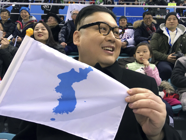 지난 2월 열린 평창동계올림픽 경기에서 한반도기를 들고 있는 김정은 북한 국무위원장 대역배우 ‘하워드 X’ /평창=AP연합뉴스