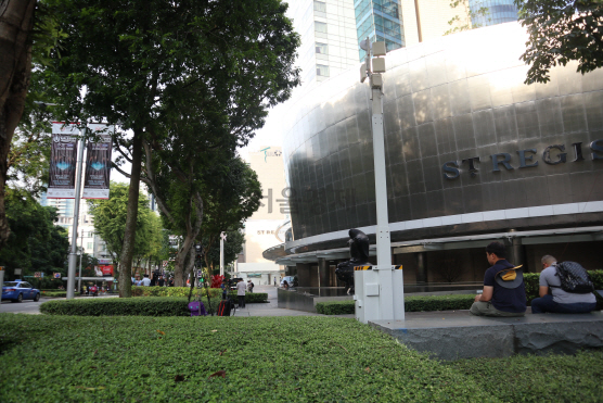 지난 8일 오후 싱가포르 세인트 리지스 호텔 주변에 이동용 보안 카메라가 설치돼 있다. /싱가포르=정영현기자