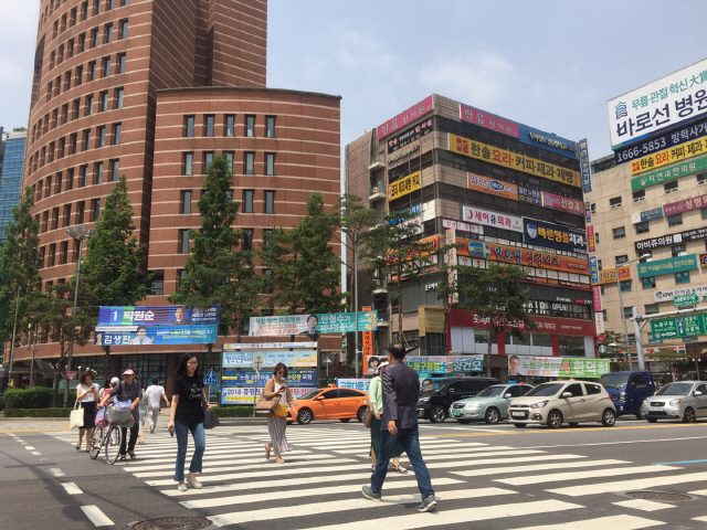 7일 서울특별시 노원구 롯데백화점 앞 사거리에서 각당 후보들의 현수막 아래로 시민들이 길을 건너고 있다./하정연 기자