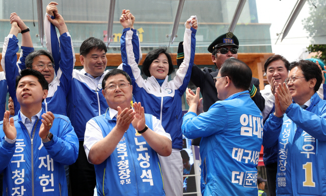 추미애(가운데) 더불어민주당 대표가 9일 오전 대구 동성로에서 지방선거 후보들과 손을 잡고 시민들에게 지지를 호소하고 있다. /대구=연합뉴스