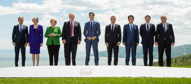 캐나다 샤를부아에서 열린 G7 정상회의 참석자들이 첫날 기념촬영을 하고 있다. 왼쪽부터 도날드 투스크 EU정상회의 상읨의장, 테레사 메이 영국 총리, 앙겔라 메르켈 독일 총리, 도널드 트럼프 미국 대통령, 저스틴 트루도 캐나다 총리, 엠마누엘 마크롱 프랑스 대통령, 아베 신조 일본 총리, 주세페 콘테 이탈리아 총리, 얀 클로드 융커 EU집행위원장. /샤를부아=신화연합뉴스