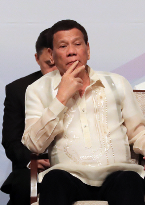 두테르테 필리핀 대통령, 기초단체장에 총기지급 검토