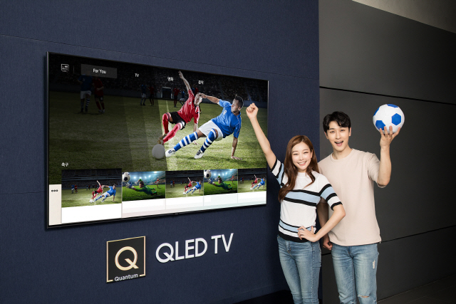 삼성전자가 오는 13일부터 다음 달 15일까지 QLED TV를 포함한 2018년형 삼성 스마트 TV 사용자들을 대상으로 축구 관련 채널을 자동으로 검색·추천해 주는 큐레이션 서비스를 제공한다고 10일 밝혔다. 인공지능(AI) 기반으로 사용자의 시청 이력을 분석해 취향에 맞는 TV 프로그램을 자동으로 추천해 주는 ‘유니버설 가이드’ 안에 ‘축구(World Soccer)’ 탭을 추가해 지상파뿐 아니라 TV에 연결된 셋톱박스·위성방송·케이블 등 모든 채널을 자동으로 검색해주는 서비스다. /사진제공=삼성전자