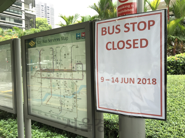 10일 오전 김정은 국무위원장의 숙소로 알려진 싱가포르 세인트 레지스 호텔 인근 도로가 봉쇄되면서 버스정류장도 일시 폐쇄됐다. /싱가포르=이태규기자
