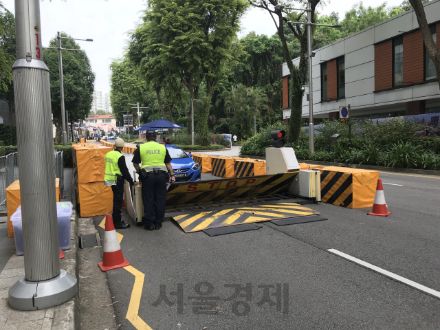 김정은 북한 국무위원장이 싱가포르에 도착하기 전인 10일 오전, 그의 숙소로 알려진 세인트 레지스 호텔 앞 모습. 바리케이드와 함께 삼업한 검문검색이 진행되고 있다. /싱가포르=이태규기자