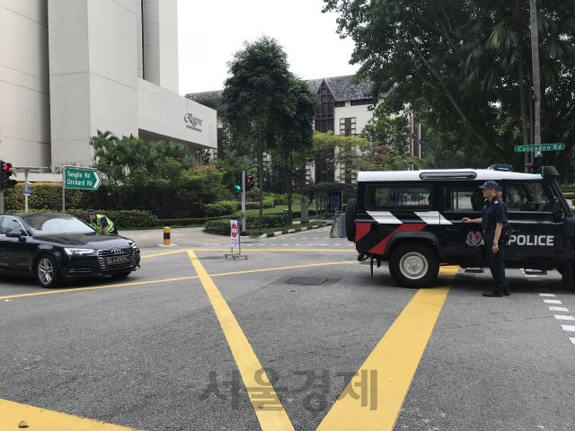 10일 오전 김정은 국무위원장의 숙소로 알려진 싱가포르 세인트 레지스 호텔 인근 도로가 경찰차로 봉쇄돼 있다. /싱가포르=이태규기자